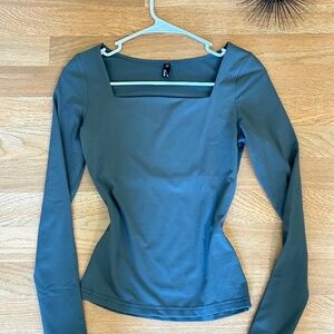 Gray long sleeve fitted top